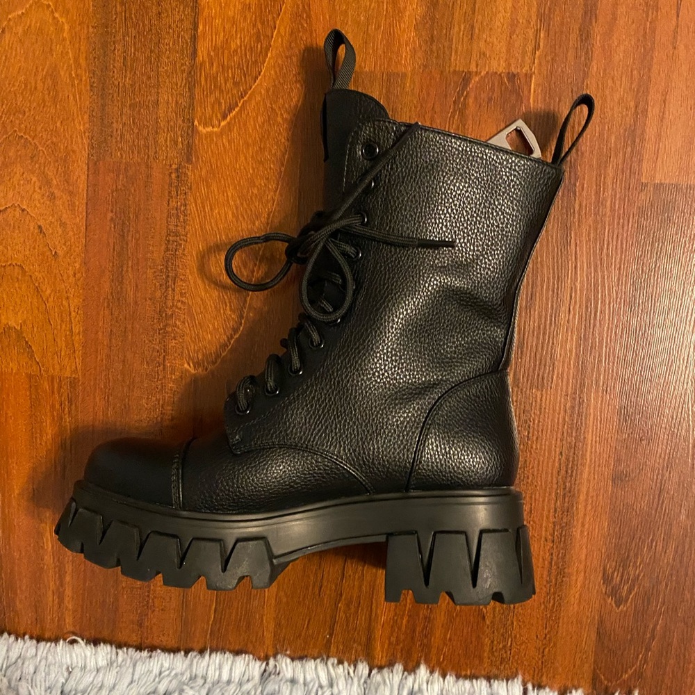 Brand new beautiful, vegan leather combat boots - Picture 3 of 11